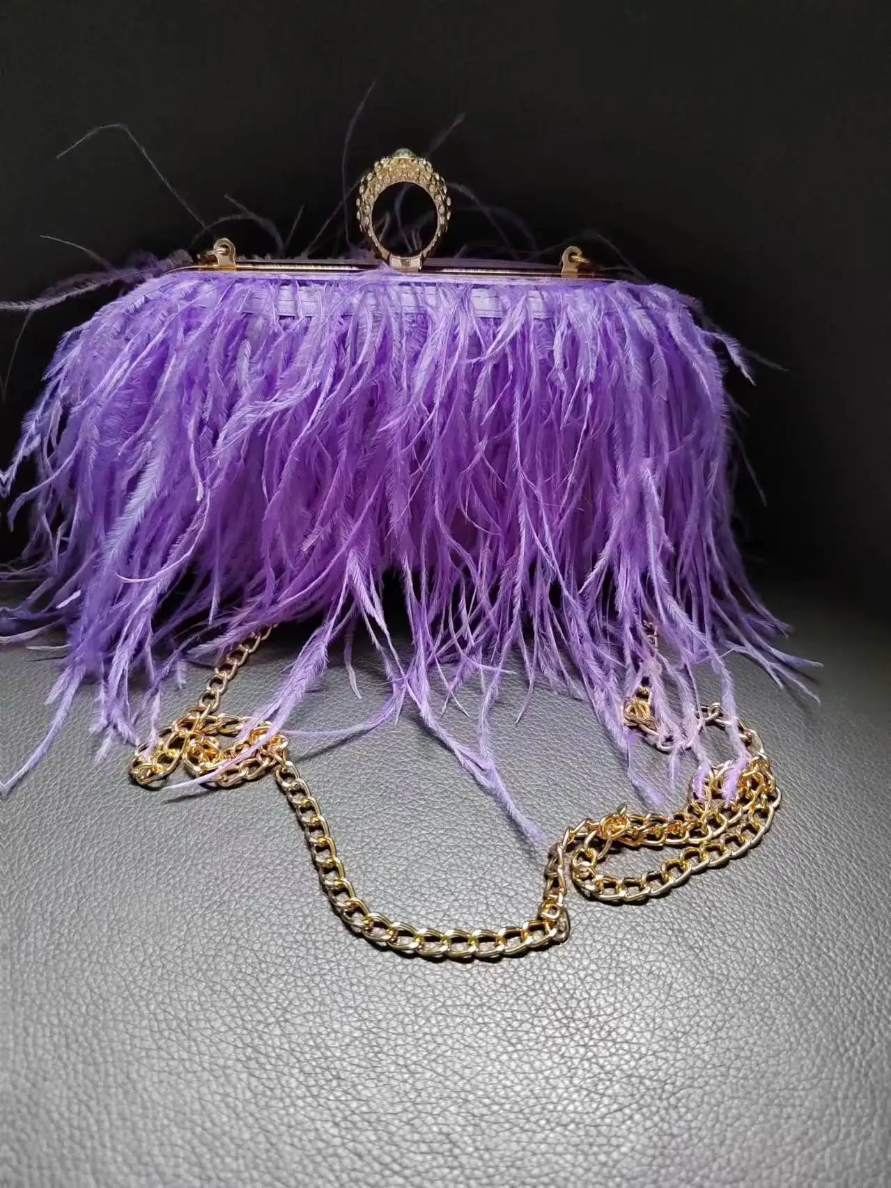 2024 purple feather clutch purse with knuckle ring handle and ostrich feather decoration for weddings and parties.